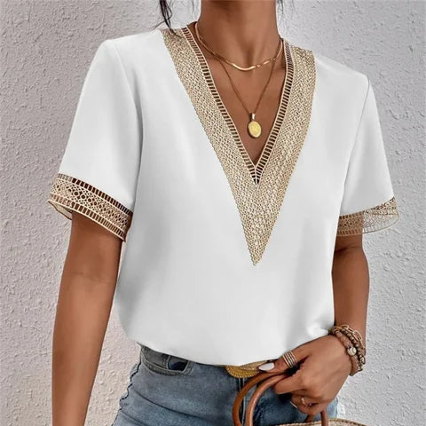 Weiße Bluse mit V-Ausschnitt und Häkelspitze – klassisch und frisch