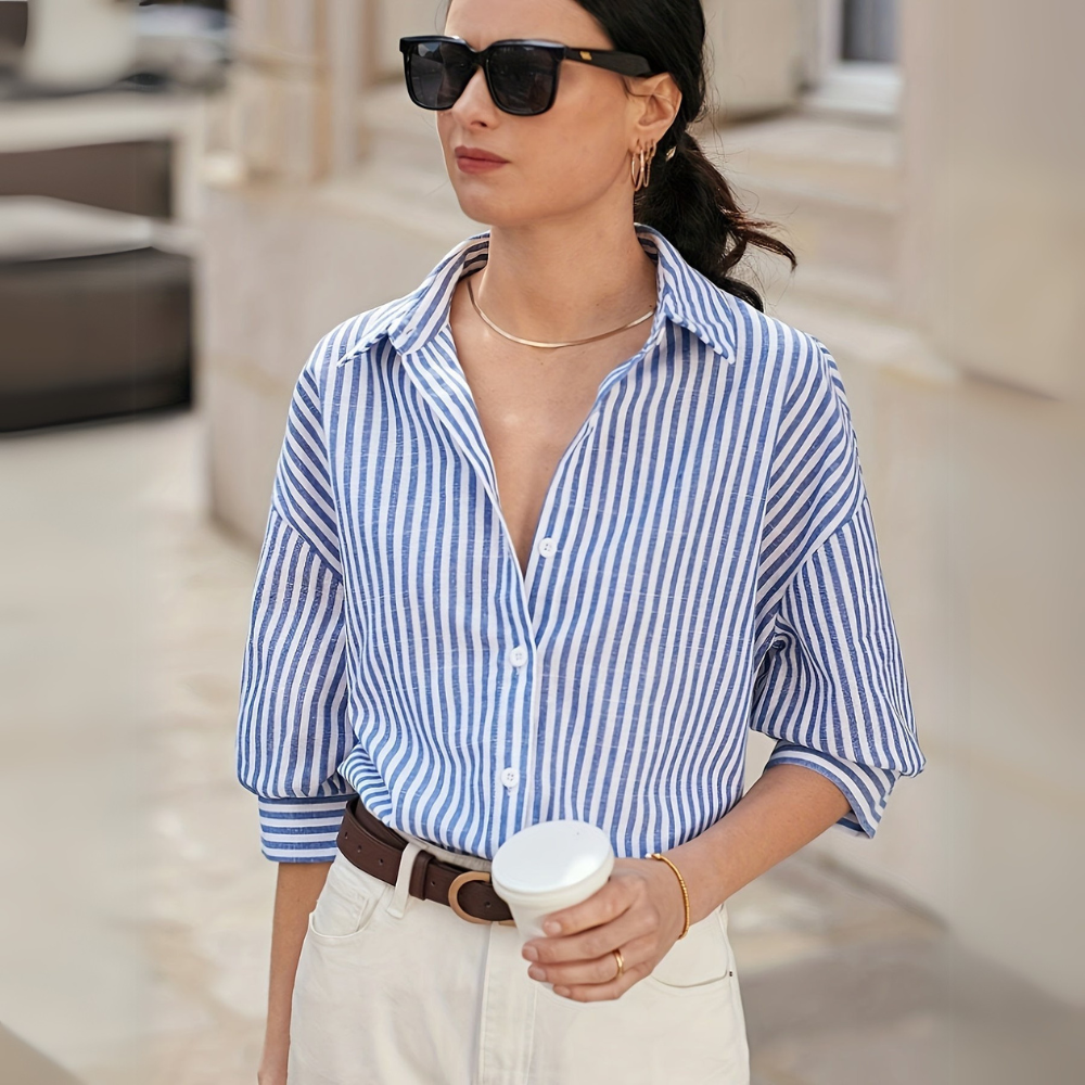 Klassische Gestreifte Bluse für Damen in Blau-Weiß mit lässigem Schnitt und Sonnenbrille Damenbluse