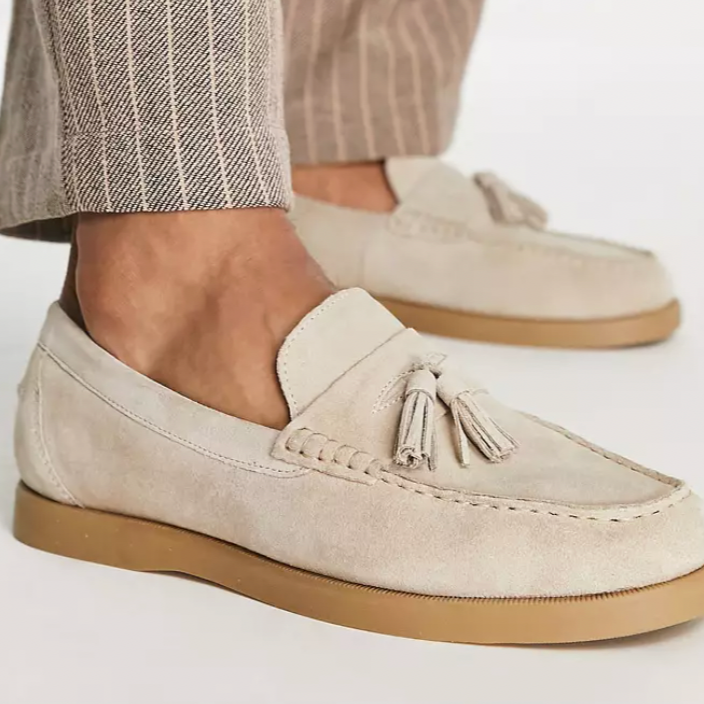 Wildleder-Loafer für Herren in Beige seitliche Nahaufnahme – edle Herrenschuhe mit Quaste und weichem Wildleder