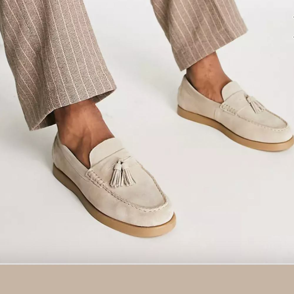 Wildleder-Loafer für Herren in Beige Vorderansicht – elegante Herrenschuhe für vielseitigen Stil und täglichen Komfort