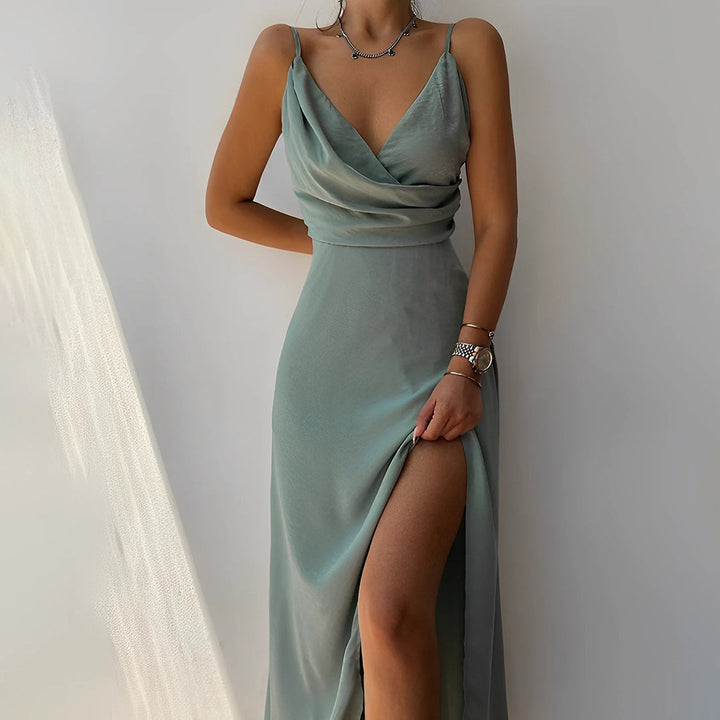 Kleid in Grün mit tiefen V-Ausschnitt, asymmetrischen Schlitz und feinen Spaghettiträgern für Damen.