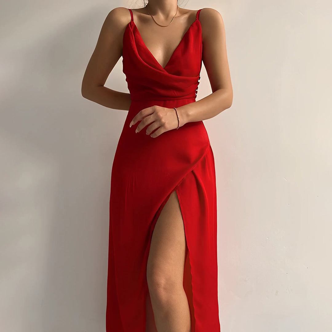 Kleid in Rot mit tiefen V-Ausschnitt, asymmetrischen Schlitz und feinen Spaghettiträgern für Damen.