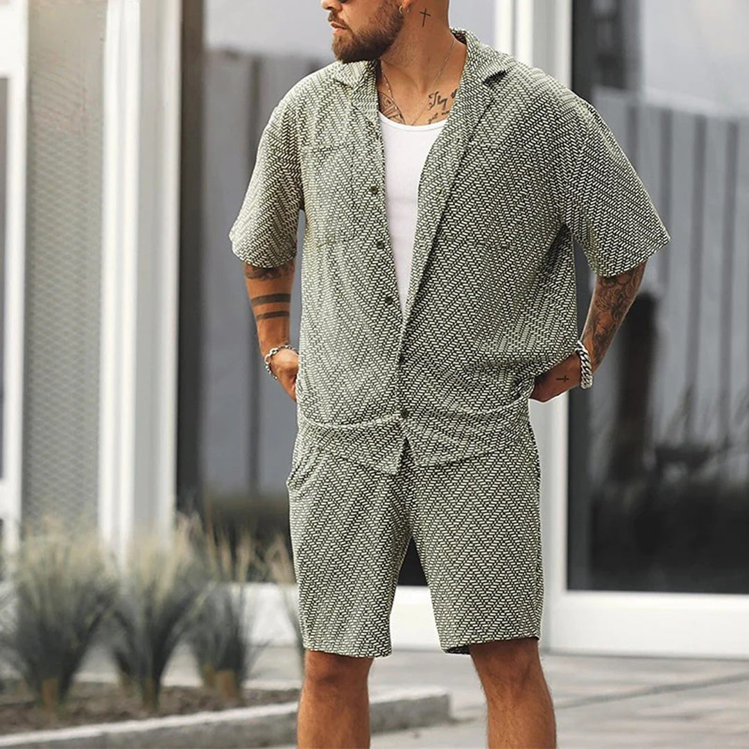 Herrenshorts mit lässigem Hemd mit Reverskragen, Vintage-Shorts und leichtem Material in Grün.