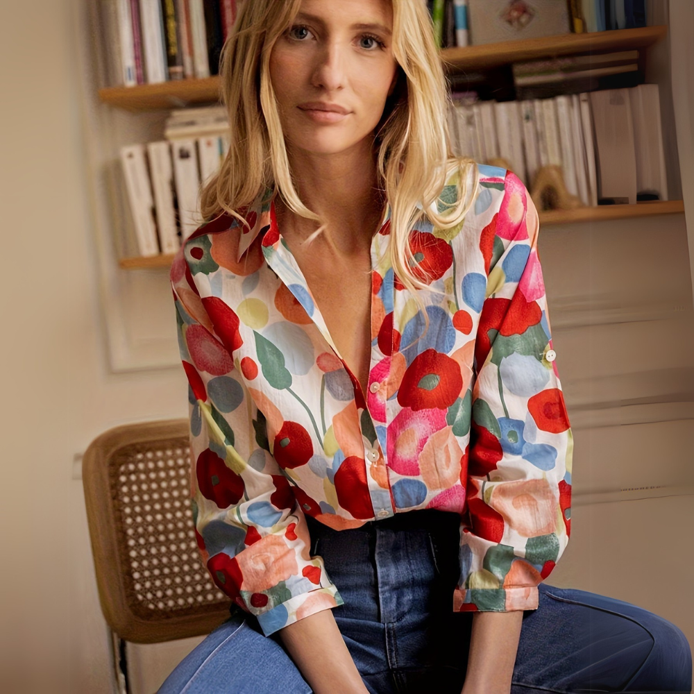Damenoberteil in Frontansicht – lebhaftem Blumenmuster Baumwollbluse für Damen, bunte Blumenbluse.