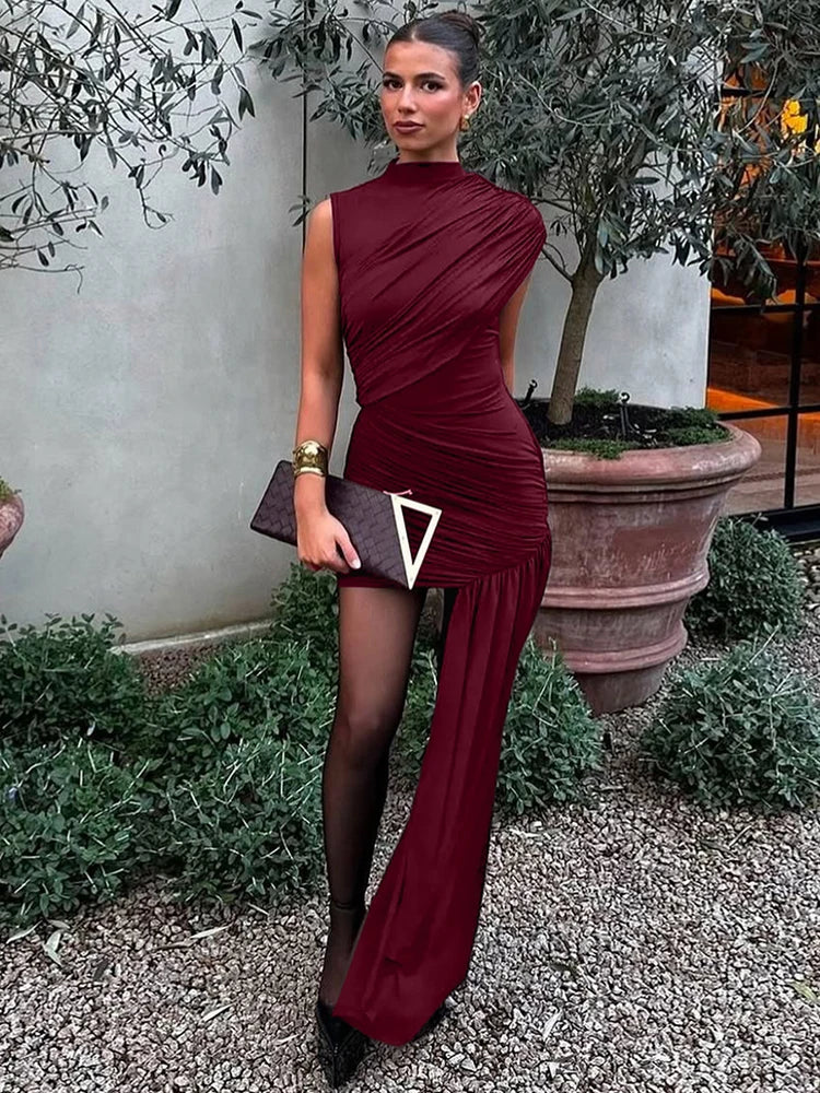 Asymmetrisches Minikleid in Karmesinrot mit raffinierter Drapierung – sinnlich und feminin