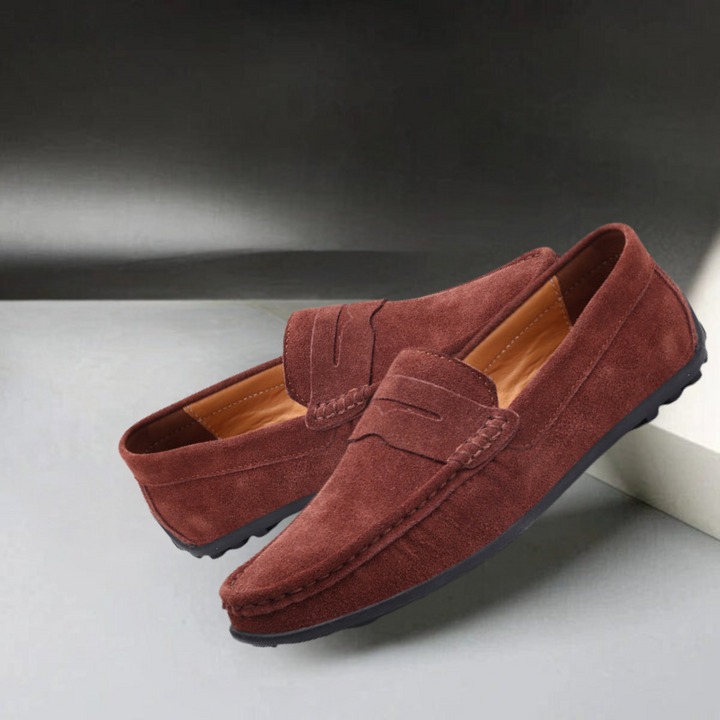 Herren Wildleder-Loafer in Rot mit gepolsterter Innensohle und rutschfester Flexsohle.