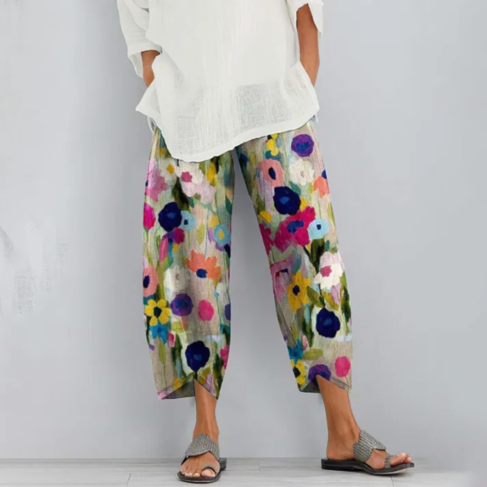 Luftige Damenhose mit Blumenprint und weißem Oberteil als legere Gummibund Hose für den Alltag