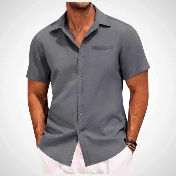 Lucas zeitloses Kurzarmhemd für Herren in Grau, bietet einen eleganten, aber lässigen Look mit atmungsaktivem Stoff, ideal für den Alltag.