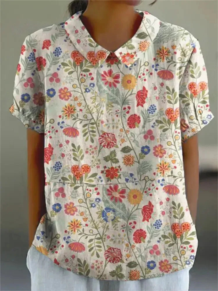 Ein wunderschönes Blumenmusterbluse für Damen, das jedem legeren Outfit einen lebendigen und künstlerischen Touch verleiht