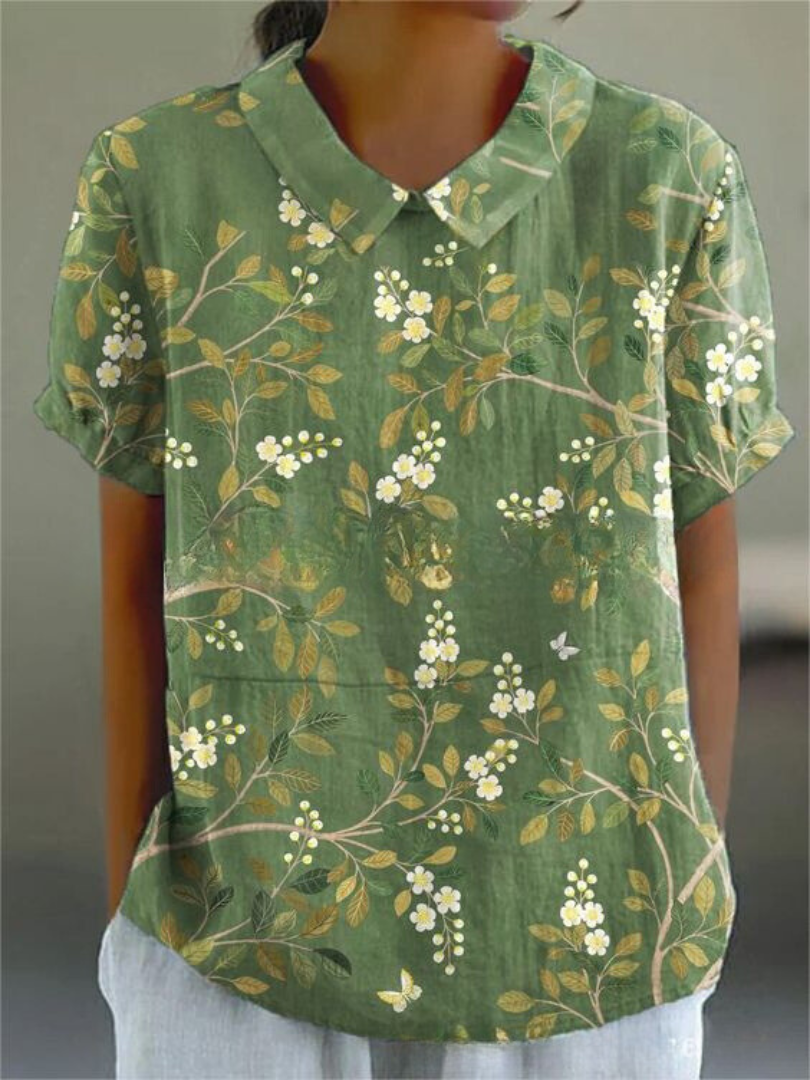 Eine zweite Variation des grünen Blumenbluse, gestaltet mit einer eleganten und erfrischenden grünen Farbe, ideal für einen entspannten, legeren Tag