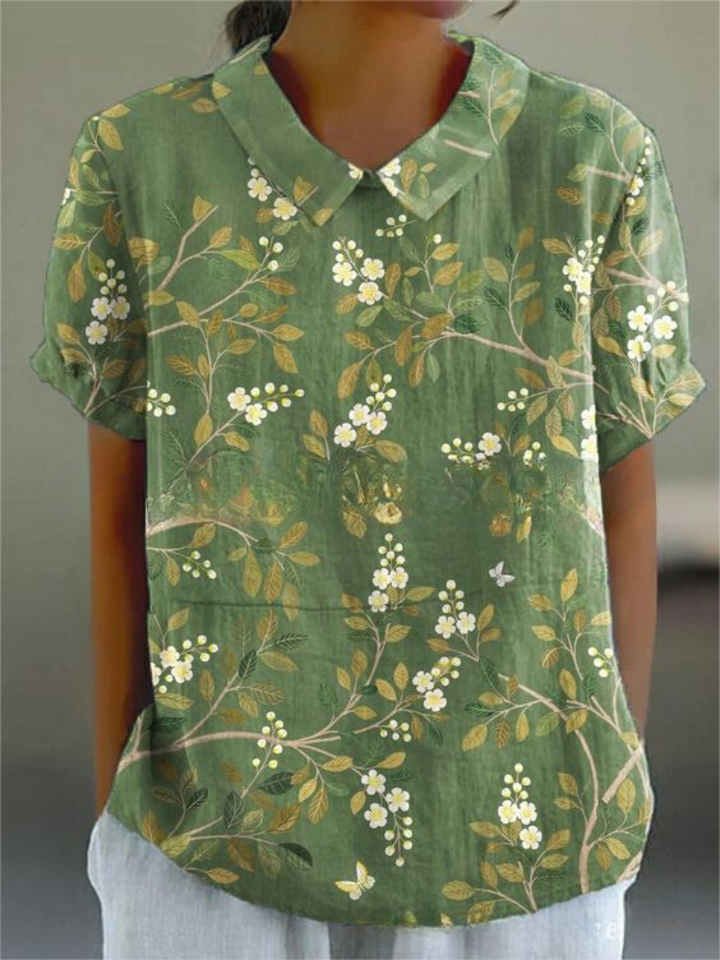 Eine zweite Variation des grünen Blumenbluse, gestaltet mit einer eleganten und erfrischenden grünen Farbe, ideal für einen entspannten, legeren Tag