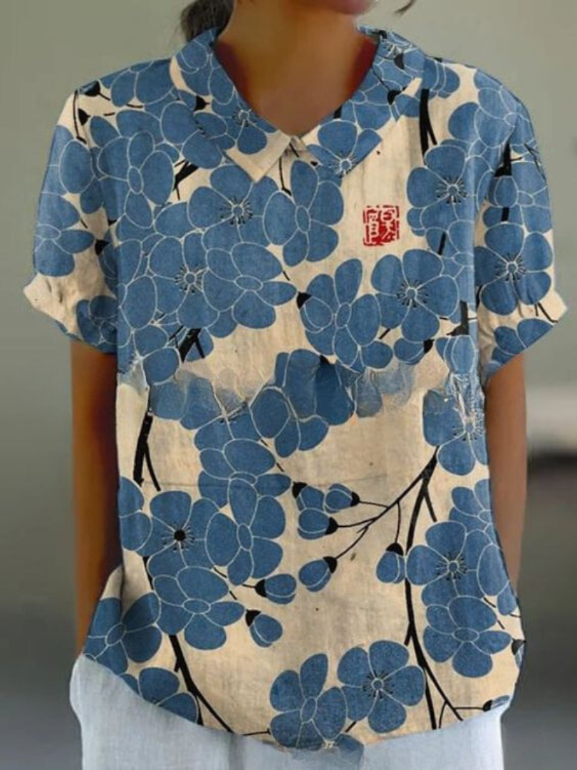 Elegantes weißes Blumenbluse für Damen mit blauen Blumen, das einen frischen und schicken Look bietet, ideal für legere Tage oder Tagesveranstaltungen