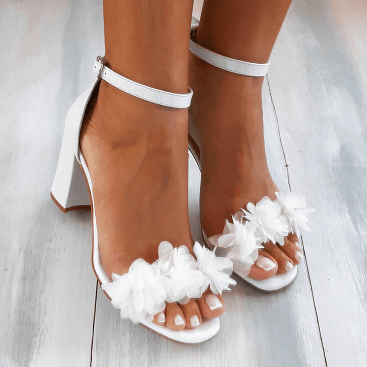 Mara elegante High-Heel-Sandalen für Damen in Weiß, mit einem schicken Design und zarten Blumenverzierungen, perfekt für Hochzeiten oder formelle Anlässe.