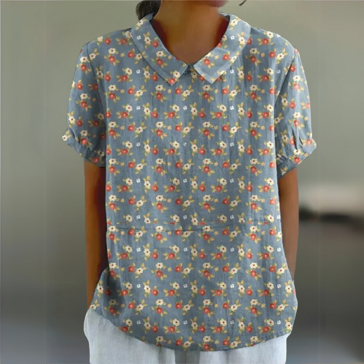 Damenbluse mit Blau-Weiß-Kontrast und floralem Muster – frische Blumenmuster-Bluse