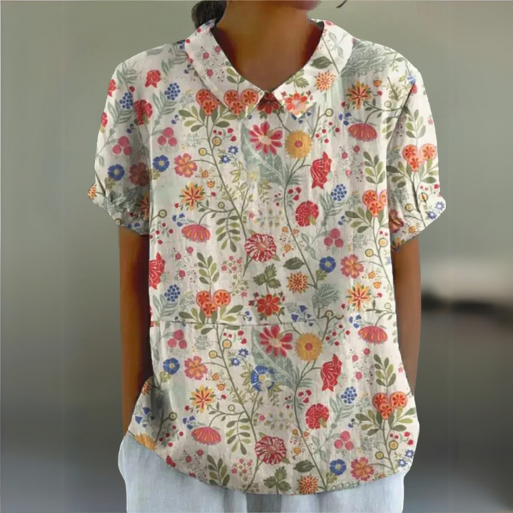 Helle Damenbluse mit roten Blüten – farbenfrohe Blumenmuster-Bluse mit Sommerflair