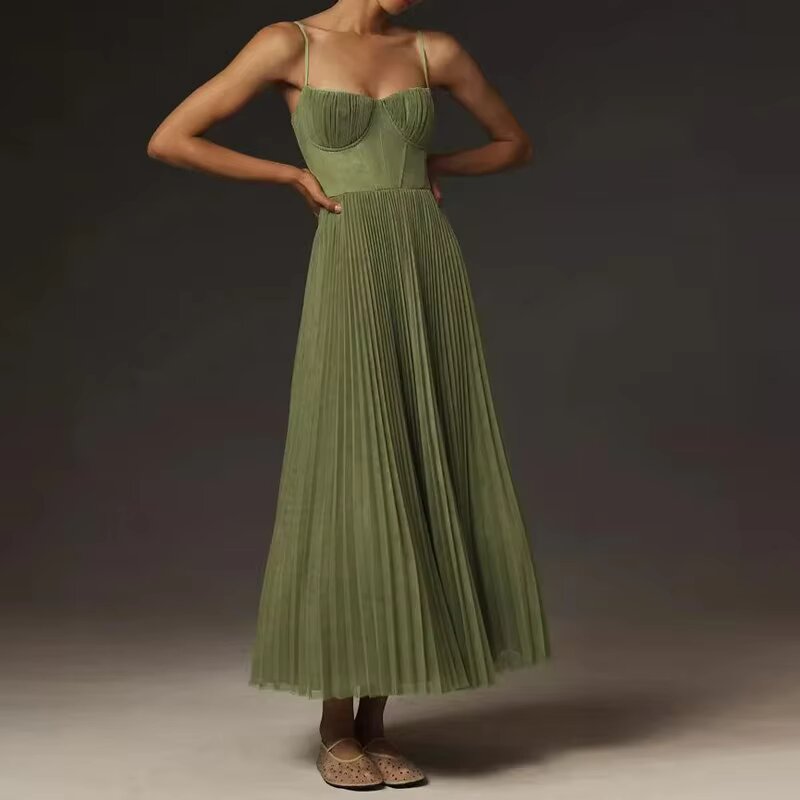 Olivgrünes Midikleid mit Plisseerock und tiefem Rückenausschnitt – elegant und stilvoll für besondere Anlässe