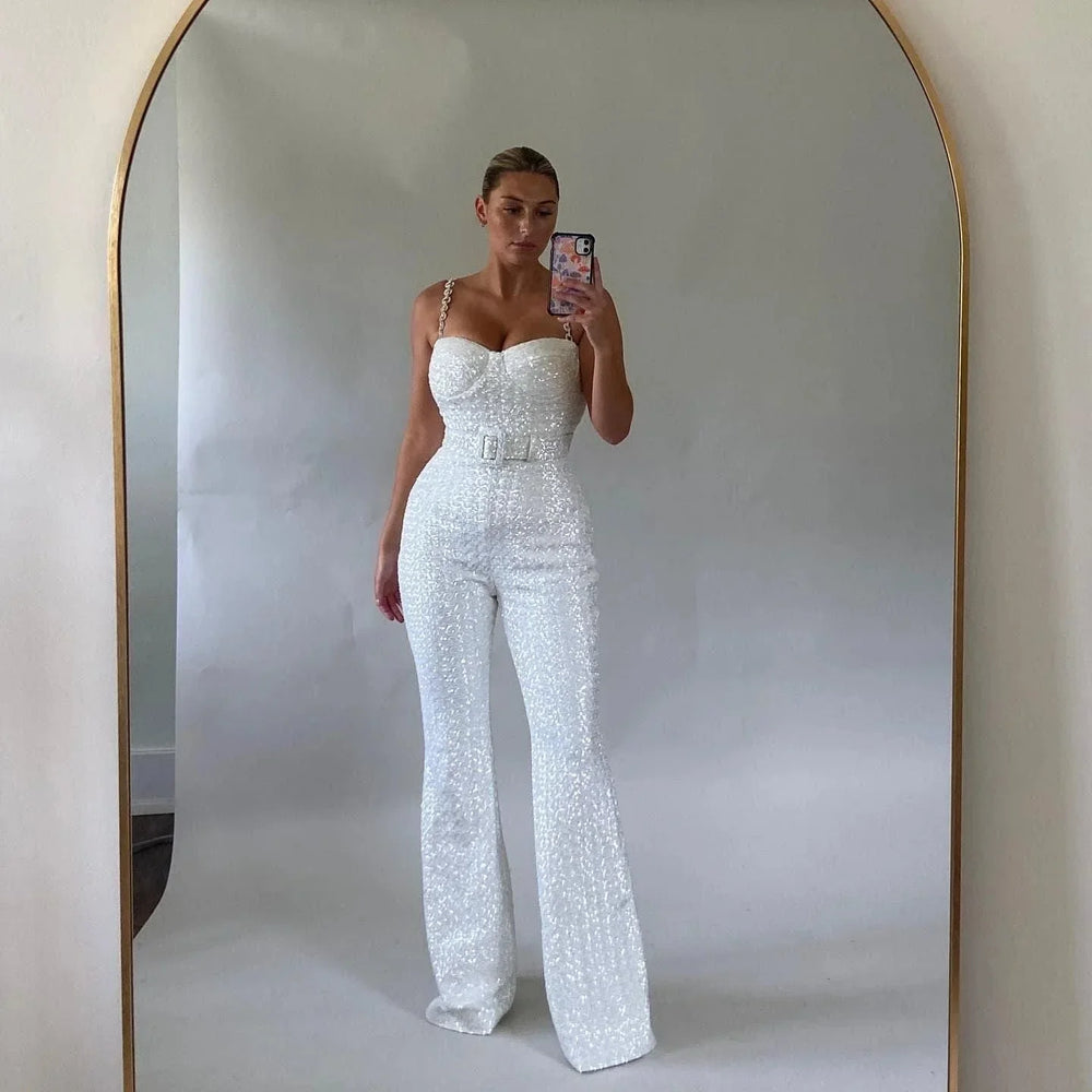 Anandi Schmeichelnder Schulterfreier Glitzer-Jumpsuit für Damen in Weiß, mit schicker und stilvoller Passform, ideal für gehobene Veranstaltungen und Partys.