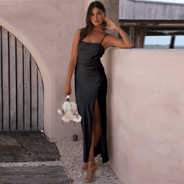 Schwarzes Damen-Maxikleid mit schlichtem Design und eleganter Silhouette als edles Spaghettiträgern Maxikleid für besondere Anlässe
