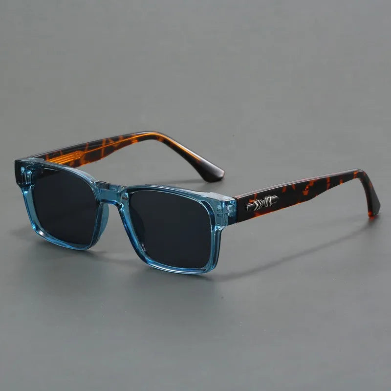 Auffällige quadratische Unisex-Sonnenbrille in Blau mit lebendiger Farbe und schlankem Finish