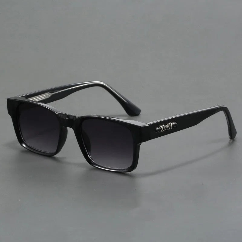 Moderne quadratische Unisex-Sonnenbrille in Schwarz-Grau mit schlankem Design und dunklen Gläsern