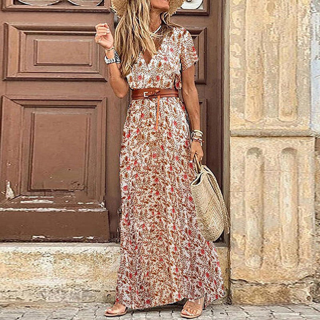 Rotes Maxikleid im Boho-Stil mit Paisley-Muster – lebendig und auffällig