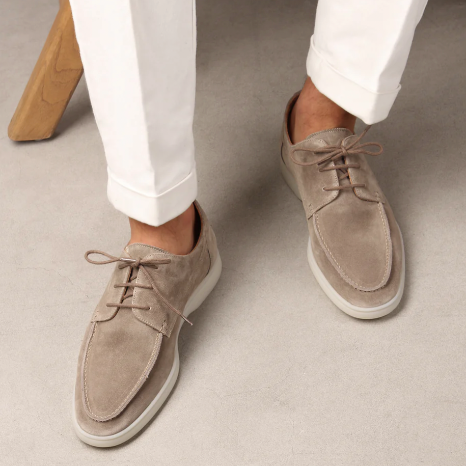 Schnürschuhe mit hochwertigem Veloursleder, einer ergonomisch-leichten Laufsohle und einem zeitlosen klassischen Design Herren Schnürschuhe in Beige am Fuß.