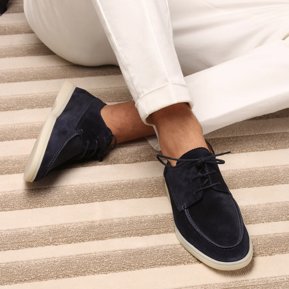 Schnürschuhe mit hochwertigem Veloursleder, einer ergonomisch-leichten Laufsohle und einem zeitlosen klassischen Design Herren Schnürschuhe in Marineblau am Fuß