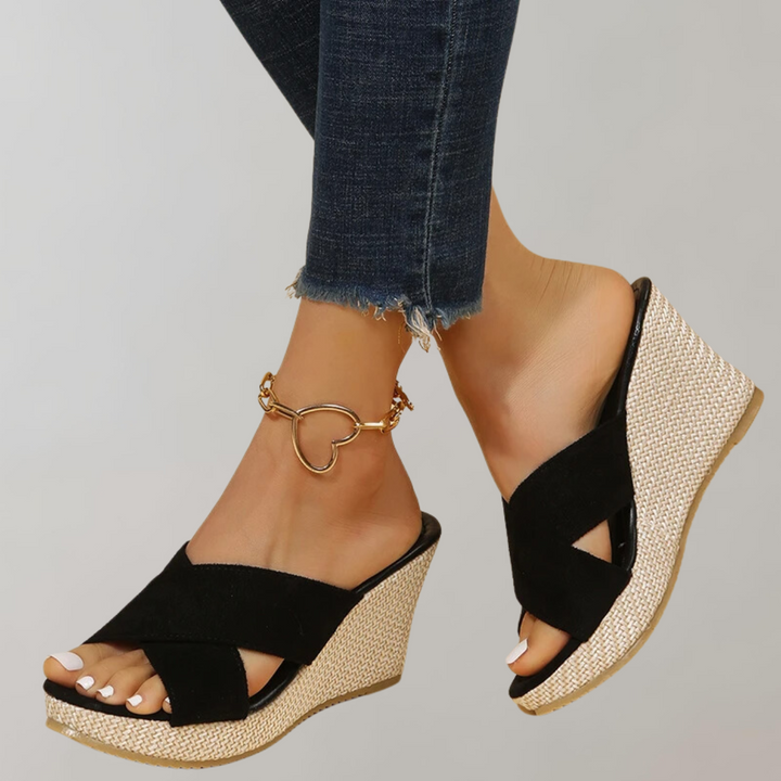 Schwarze Damensandalen mit stabiler orthopädischer Keilsandaletten-Sohle und eleganter Silhouette