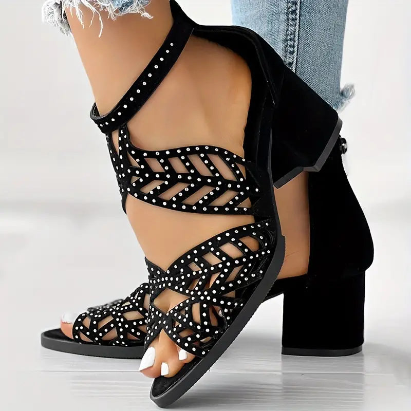 Schwarze Damen-Sandalen mit Absatz – stilvolle Orthopädische Absatzsandalen mit femininen Cut-outs