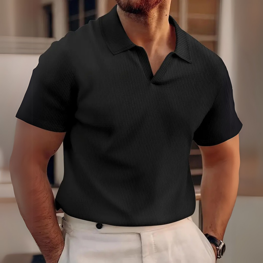 Schwarzes Herren-Polohemd im figurbetonten Schnitt als modernes V-Ausschnitt Polohemd mit Stil