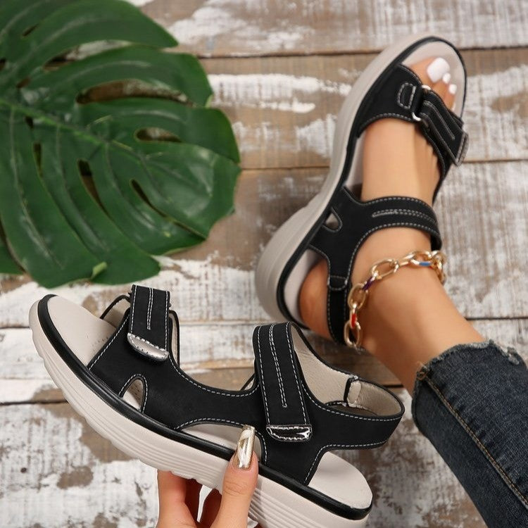 Schwarze Damen-Sandalen mit rutschfester Sohle als moderne Orthopädische Sandalen für den Alltag
