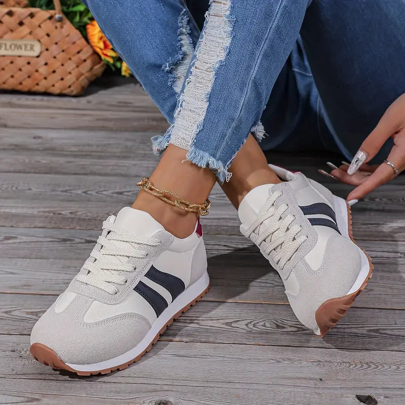 Sneaker mit verstärkter Schnürung, seitliche Streifenelement und griffige Laufsohle für Damen.