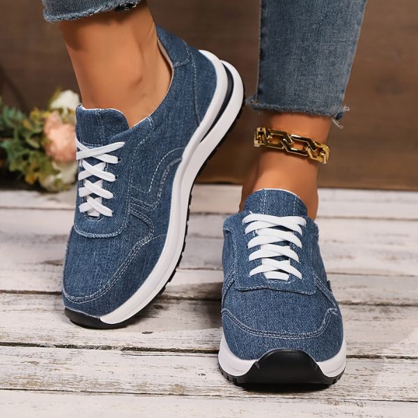 Orthopädischer Sneaker aus strapazierfähigem Denim mit gepolsterter Innensohle und rutschfester Laufsohle, Seitenansicht.