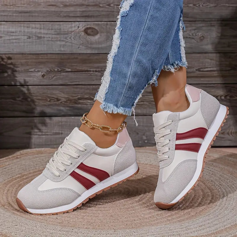 Sneaker mit verstärkter Schnürung, seitliche Streifenelement und griffige Laufsohle für Damen.