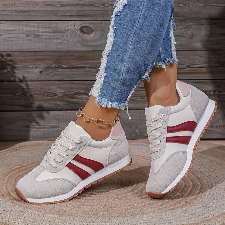 Sneaker mit verstärkter Schnürung, seitliche Streifenelement und griffige Laufsohle für Damen.
