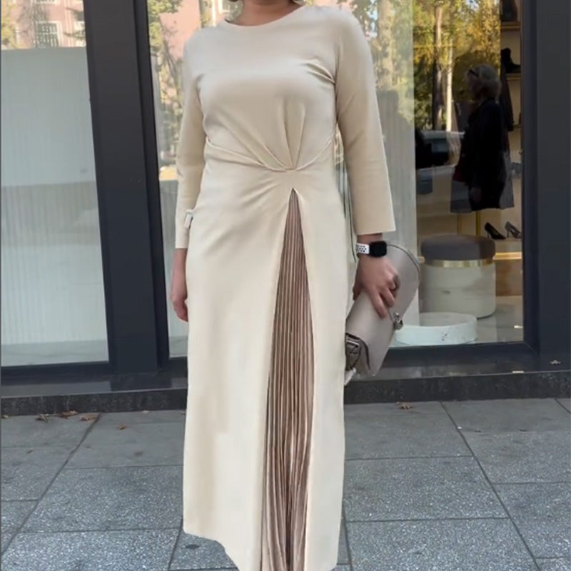 Ulrike Plissiertes Maxikleid mit Seitenschlitz & langen Ärmeln