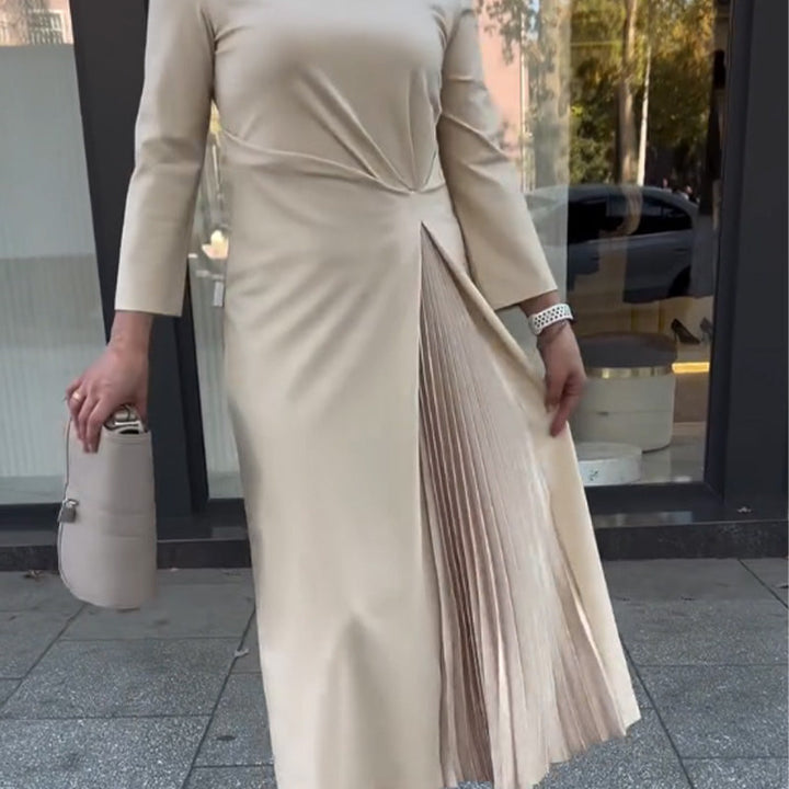 Ulrike Plissiertes Maxikleid mit Seitenschlitz & langen Ärmeln