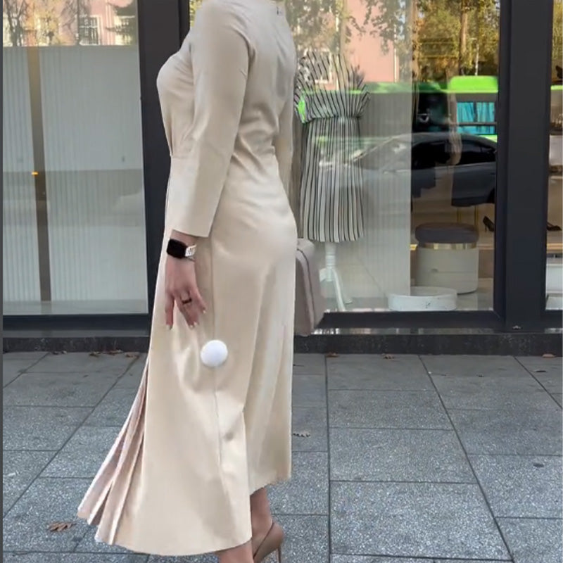 Ulrike Plissiertes Maxikleid mit Seitenschlitz & langen Ärmeln