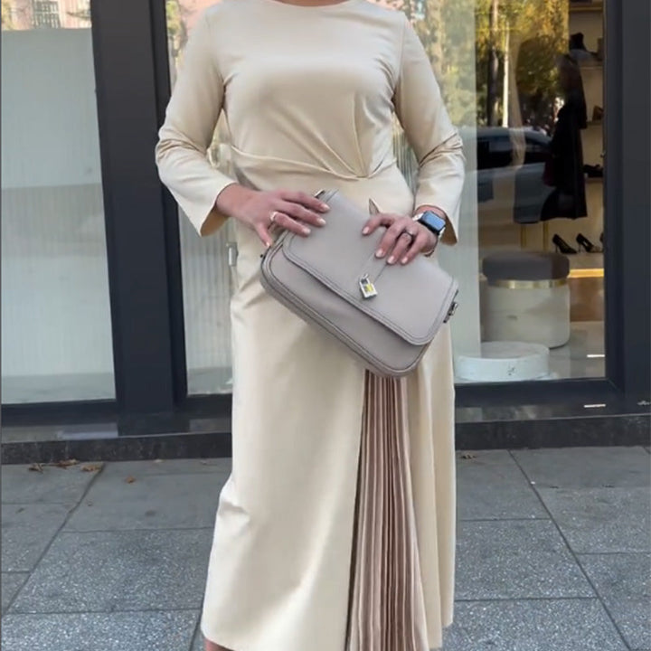 Ulrike Plissiertes Maxikleid mit Seitenschlitz & langen Ärmeln