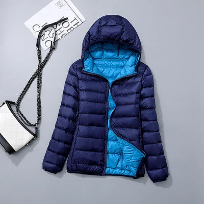 Steppjacke für Damen in Dunkelblau und Seeblau mit warmer Kapuze, praktischem Reißverschluss und Wendefunktion
