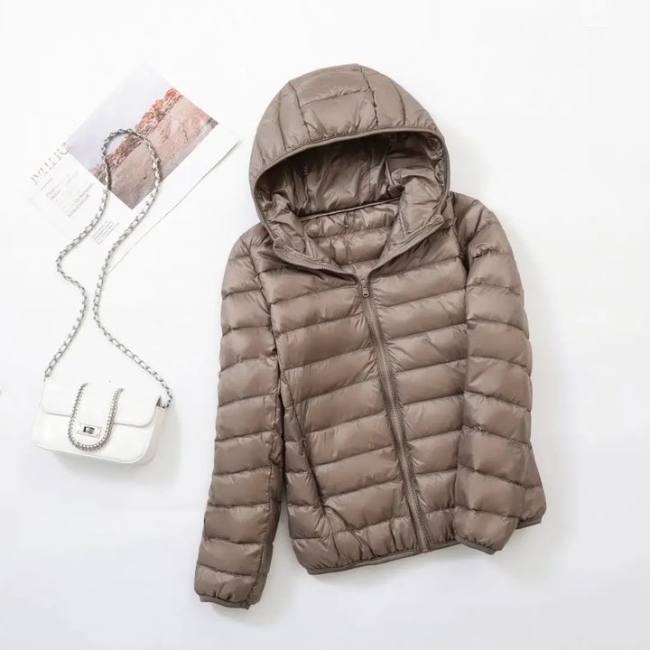 Steppjacke für Damen in Kaki mit warmer Kapuze, praktischem Reißverschluss und Wendefunktion