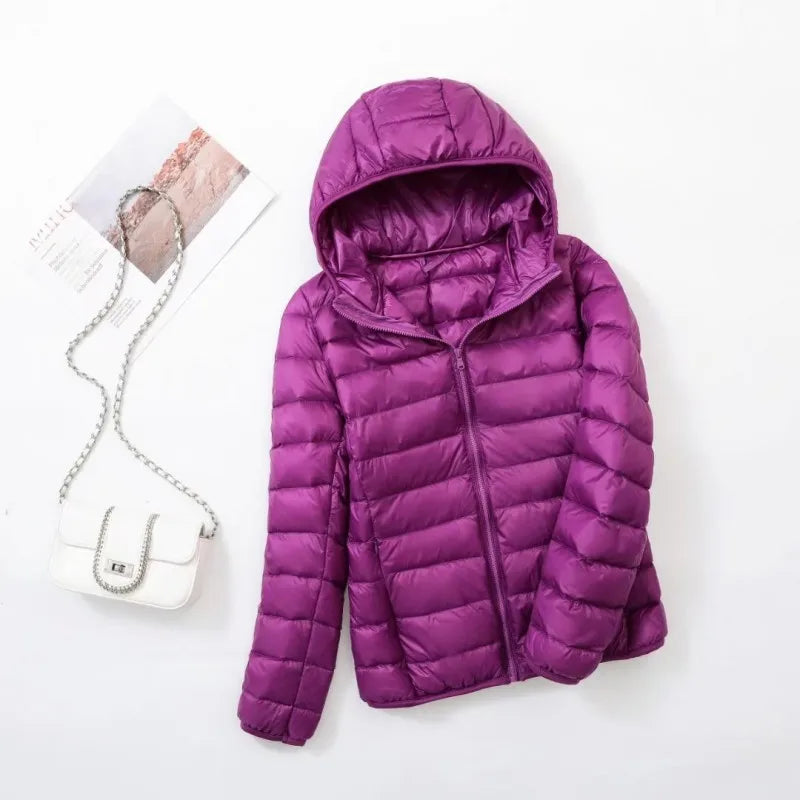Steppjacke für Damen in Lila mit warmer Kapuze, praktischem Reißverschluss und Wendefunktion.