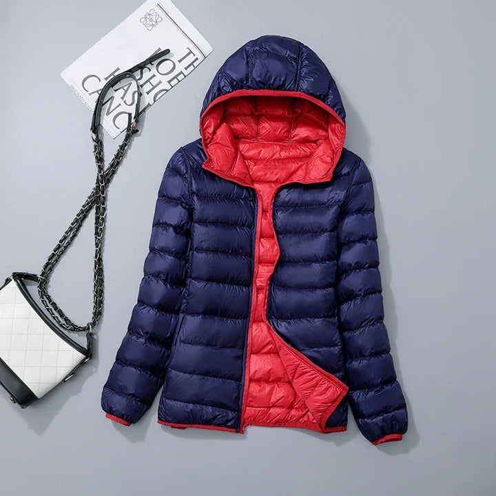 Steppjacke für Damen in Rot und Dunkelblau mit warmer Kapuze, praktischem Reißverschluss und Wendefunktion