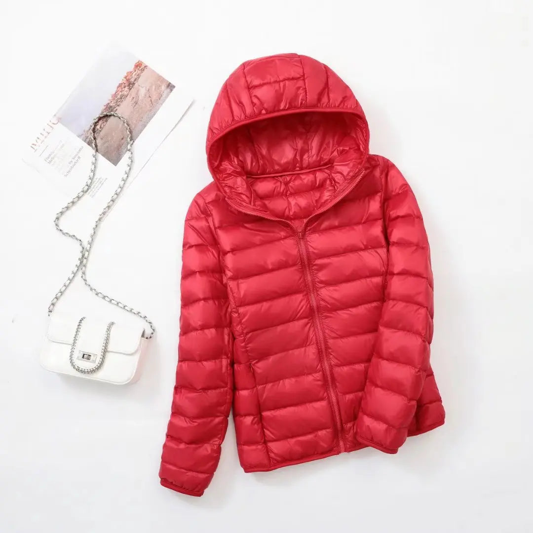 Steppjacke für Damen in Rot mit warmer Kapuze, praktischem Reißverschluss und Wendefunktion