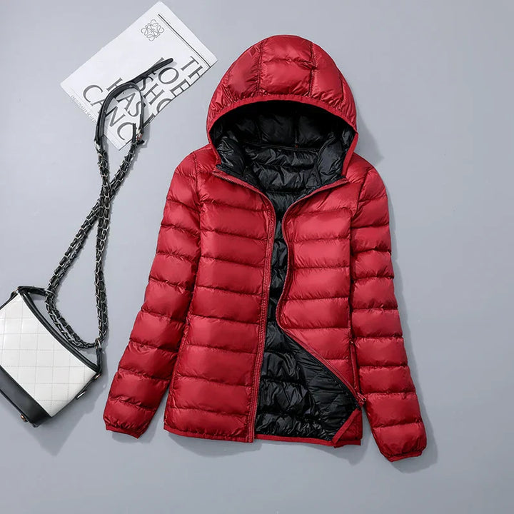 Steppjacke für Damen in Rotwein und Schwarz mit warmer Kapuze, praktischem Reißverschluss und Wendefunktion