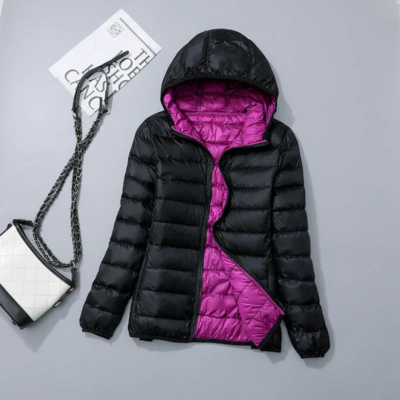 Steppjacke für Damen in Schwarz und Lila mit warmer Kapuze, praktischem Reißverschluss und Wendefunktion