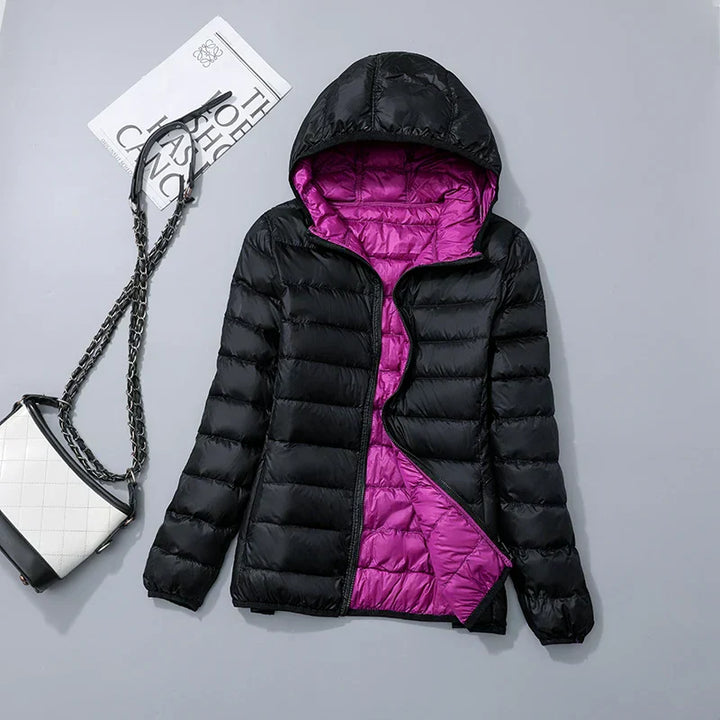 Steppjacke für Damen in Schwarz und Lila mit warmer Kapuze, praktischem Reißverschluss und Wendefunktion