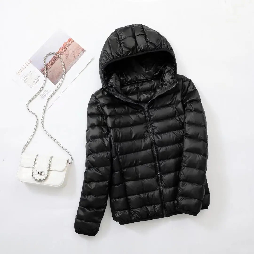 Steppjacke für Damen in Schwarz mit warmer Kapuze, praktischem Reißverschluss und Wendefunktion
