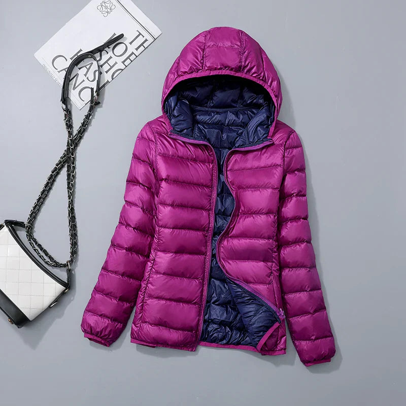 Steppjacke für Damen in Violett und Dunkelblau mit warmer Kapuze, praktischem Reißverschluss und Wendefunktion