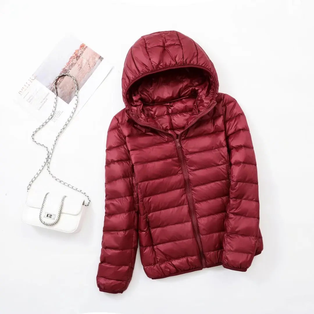Steppjacke für Damen in Weinrot mit warmer Kapuze, praktischem Reißverschluss und Wendefunktion